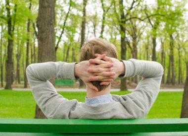 Genç adam laptopunu kullanıyor.