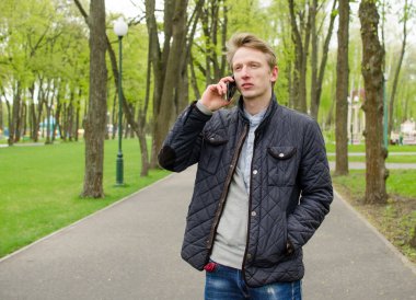 genç adam onun telefon kullanma
