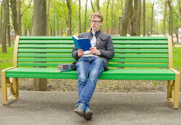 Joven leyendo un libro — Foto de Stock