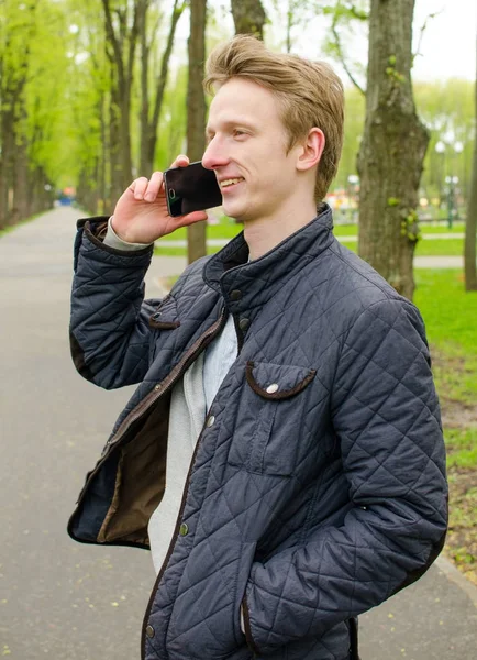 Joven usando su teléfono — Foto de Stock