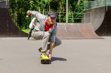 Kaykaylı genç adam.