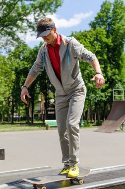 Kaykaylı genç adam.