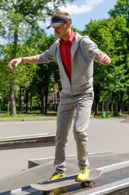 Kaykaylı genç adam.