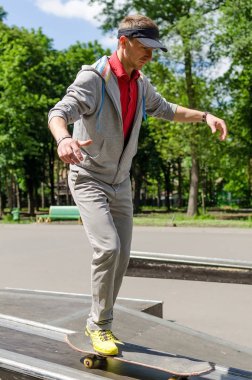 Kaykaylı genç adam.