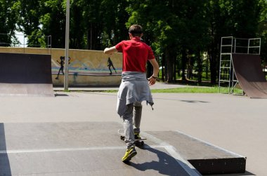 Kaykaylı genç adam.