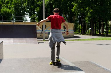 Kaykaylı genç adam.