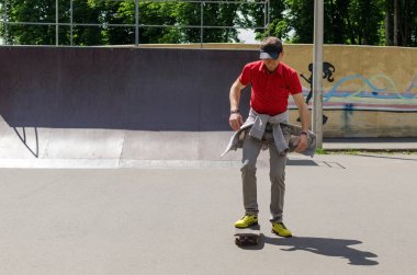 Kaykaylı genç adam.