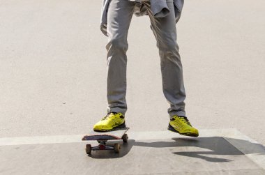 Kaykaylı genç adam.