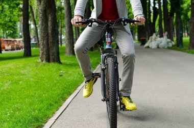 Bisikletli genç adam