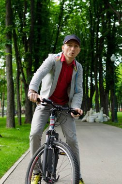 Bisikletli genç adam