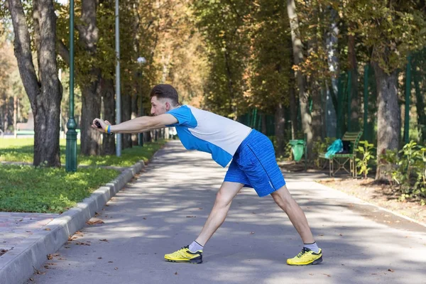 Člověk dělat termíny s skákání přes švihadlo v parku — Stock fotografie