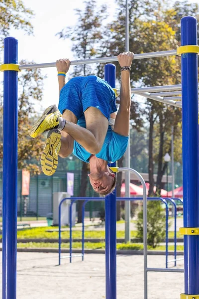 Sportman maken van exersises in het park — Stockfoto