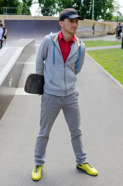 Jeune homme avec skateboard — Photo