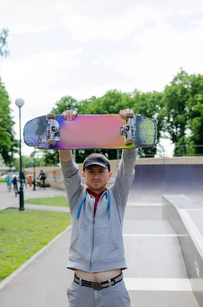 Mladý muž s skateboardem — Stock fotografie