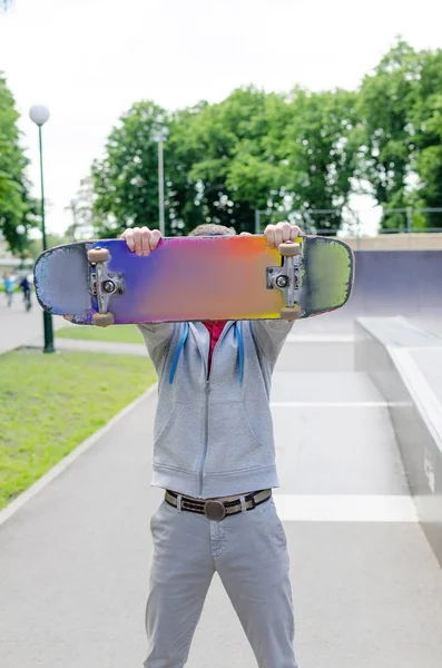 Giovane con skateboard — Foto Stock