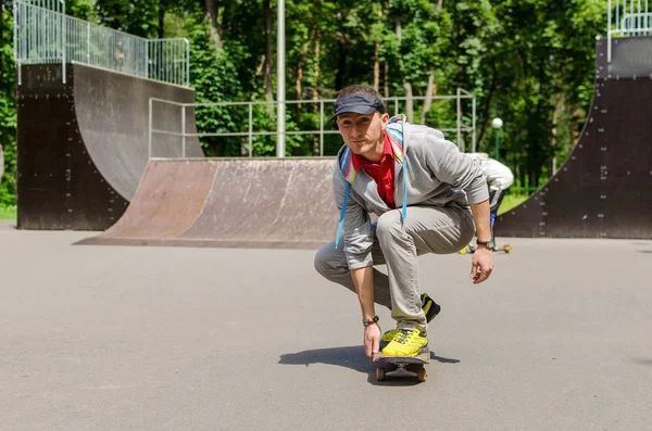 Jeune homme avec skateboard — Photo