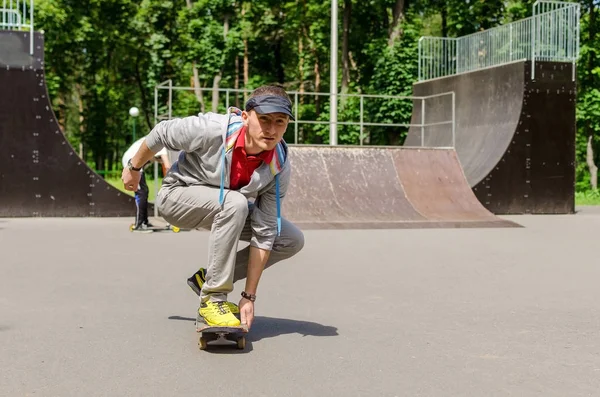 Jeune homme avec skateboard — Photo