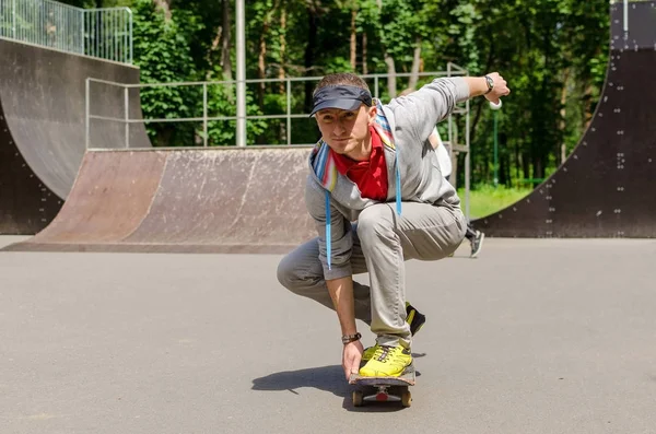 Ung mand med skateboard - Stock-foto