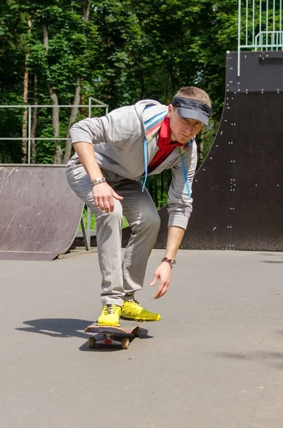 Jeune homme avec skateboard — Photo