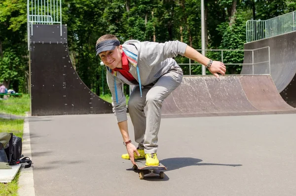 Jeune homme avec skateboard — Photo