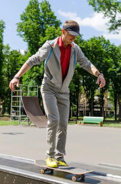 Mladý muž s skateboardem — Stock fotografie