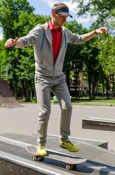 Mladý muž s skateboardem — Stock fotografie