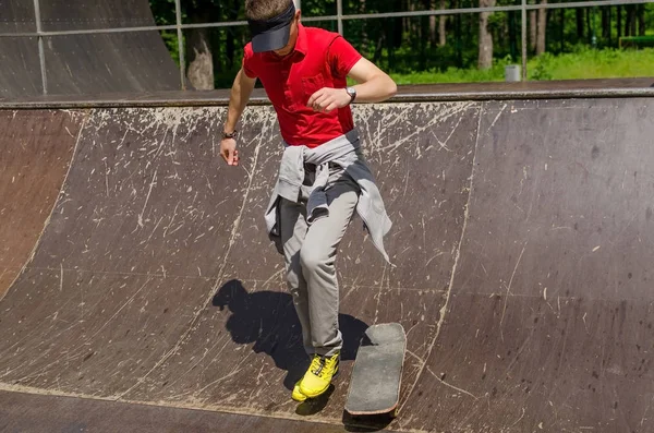 Jeune homme avec skateboard — Photo