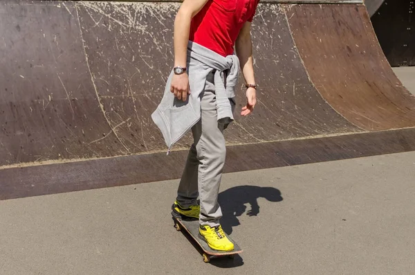 Junger Mann mit Skateboard — Stockfoto