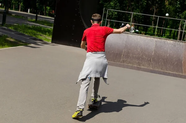 Junger Mann mit Skateboard — Stockfoto