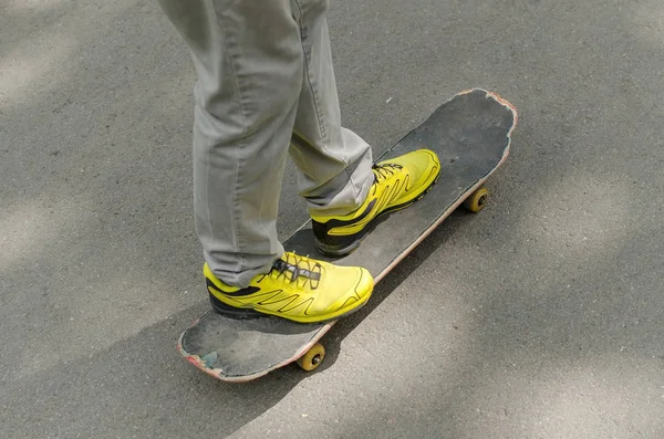 Junger Mann mit Skateboard — Stockfoto