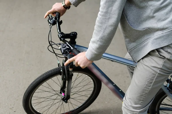 Junger Mann mit Fahrrad — Stockfoto