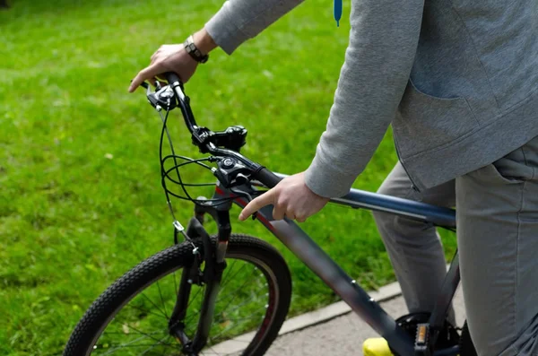 Jeune homme avec vélo — Photo