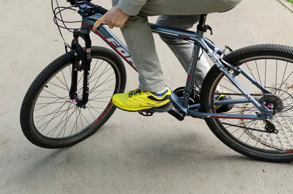 Jeune homme avec vélo — Photo