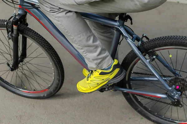 Jeune homme avec vélo — Photo