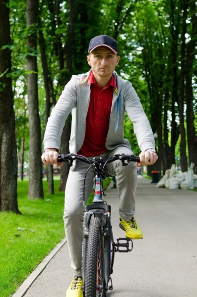 Νεαρός με ποδήλατο — Φωτογραφία Αρχείου