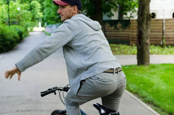 Jongeman met fiets — Stockfoto