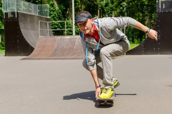 Молодой человек со скейтбордом Лицензионные Стоковые Фото