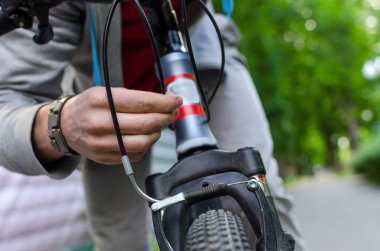 Bisikletli genç adam