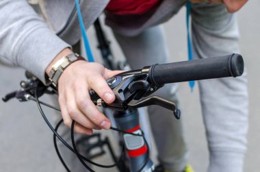 Bisikletli genç adam