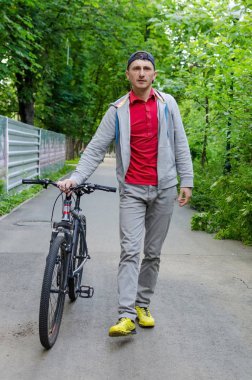 Bisikletli genç adam