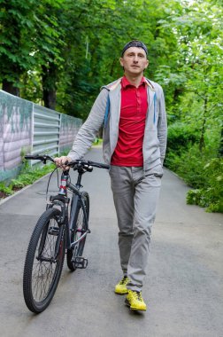 Bisikletli genç adam