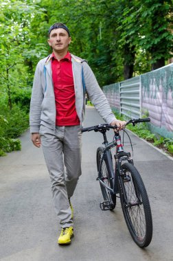 Bisikletli genç adam