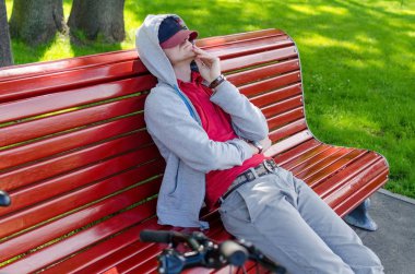 Bisikletli genç adam