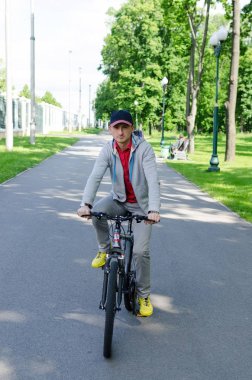 Bisikletli genç adam