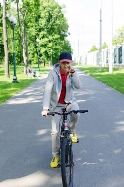 Bisikletli genç adam