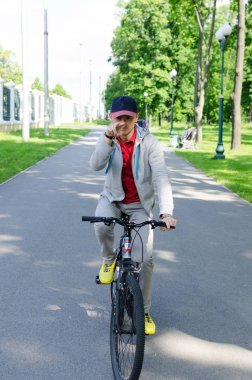 Bisikletli genç adam