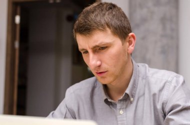 Bilgisayarlı genç adam