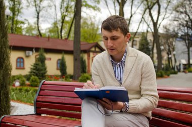 Park içinde kulaklık adamla