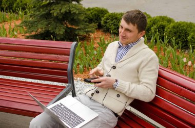 Parktaki genç adam.