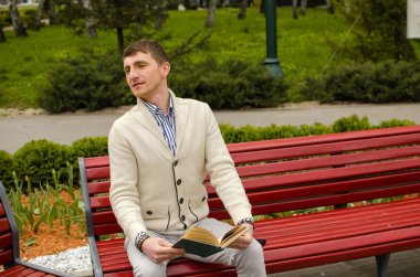 genç adam kitap okuyor